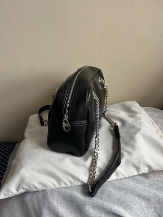 Bolso Bershka negro con cadena