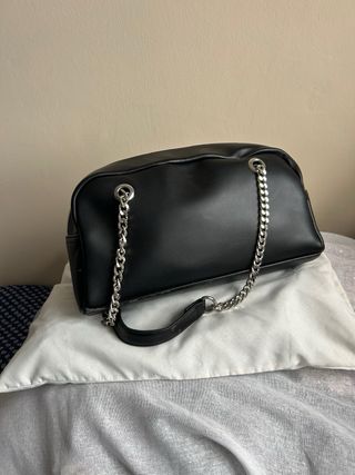 Bolso Bershka negro con cadena