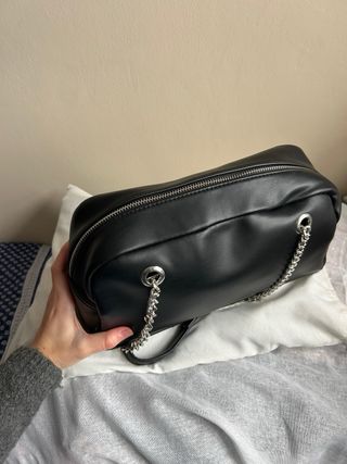 Bolso Bershka negro con cadena