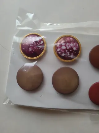 4 pares pendientes botón marrones y morados