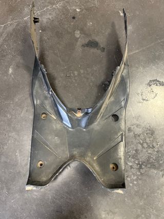 Suelo Plástico Yamaha Jog tiene una cogida rota