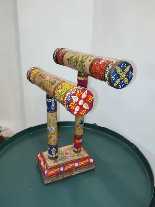 Expositor de bisutería pintado a mano