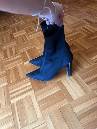 Botines tacón pico tela negros