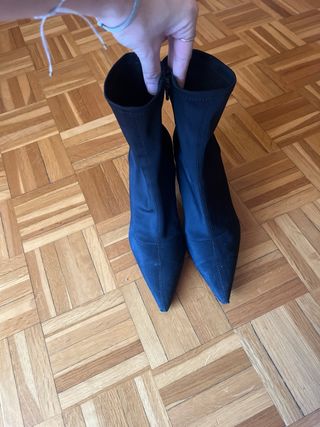 Botines tacón pico tela negros