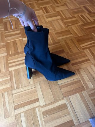 Botines tacón pico tela negros