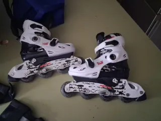Patines en línea blancos y negros