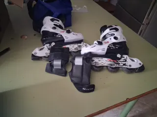 Patines en línea blancos y negros