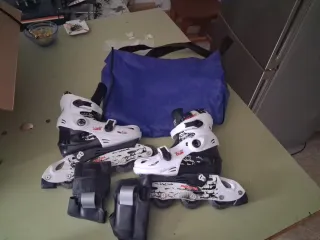 Patines en línea blancos y negros