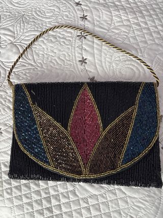 Dos bolsos de fiesta negros y multicolor