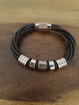 Pulsera cuero y plata con abalorios
