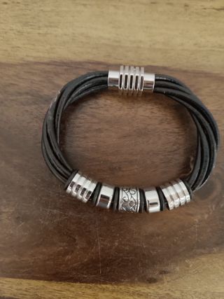 Pulsera cuero y plata con abalorios