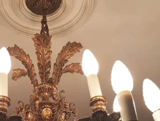 Impresionante lámpara de techo de bronce macizo.