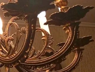 Impresionante lámpara de techo de bronce macizo.