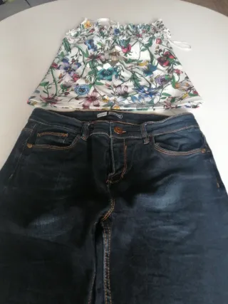 Pantalón vaquero azul y top estampado