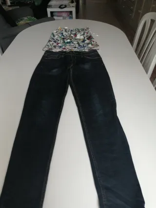 Pantalón vaquero azul y top estampado
