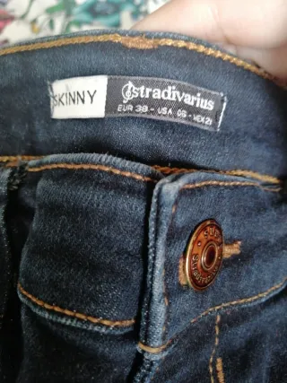 Pantalón vaquero azul y top estampado