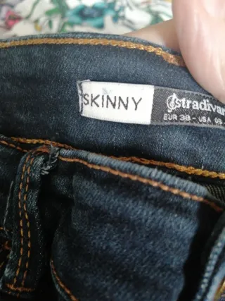 Pantalón vaquero azul y top estampado