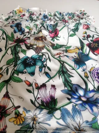 Pantalón vaquero azul y top estampado