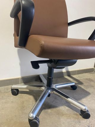 Silla de oficina piel marrón. Altura regulable