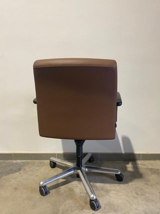 Silla de oficina piel marrón. Altura regulable