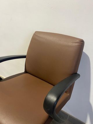 Silla de oficina piel marrón. Altura regulable