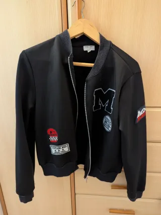 Chaqueta Bomber negra con parches