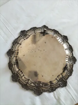 Vecchi piatti antichi in argento per servire al centro del tavolo