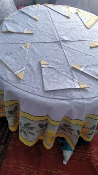 Mantel redondo grande gris y amarillo