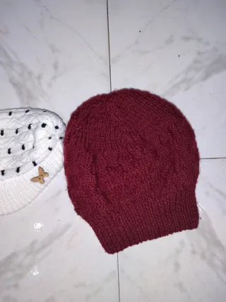Cappello donna bianco e cappello bordeaux
