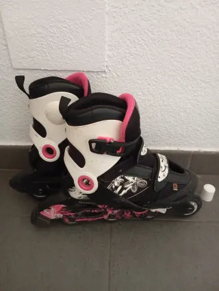 Patines en línea negros y blancos con detalles ros