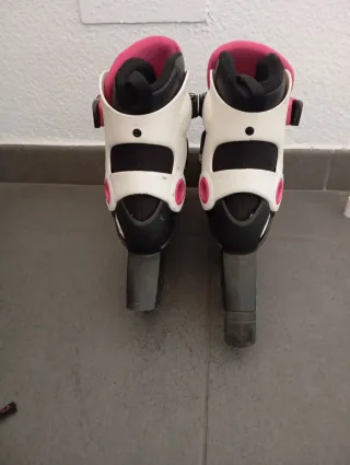 Patines en línea negros y blancos con detalles ros