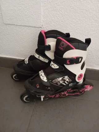 Patines en línea negros y blancos con detalles ros