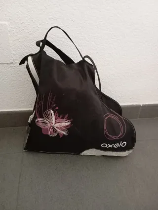 Patines en línea negros y blancos con detalles ros