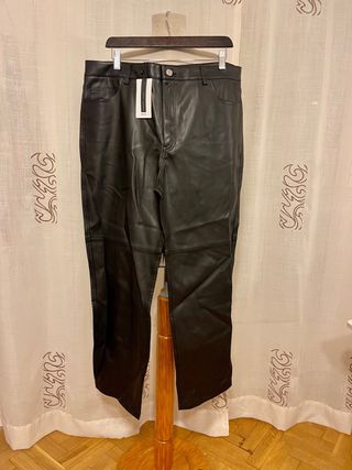 Pantalón efecto piel Mango negro