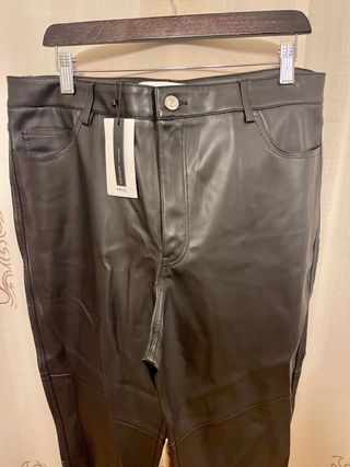 Pantalón efecto piel Mango negro