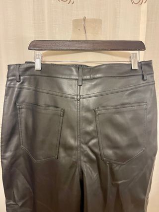 Pantalón efecto piel Mango negro