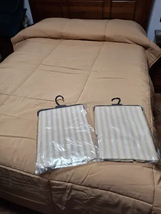 Edredón camel y cortinas rayas verticales