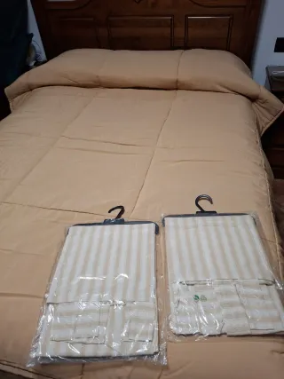 Edredón camel y cortinas rayas verticales