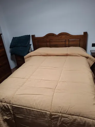 Edredón camel y cortinas rayas verticales