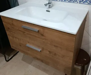 Mueble de lavabo madera y blanco