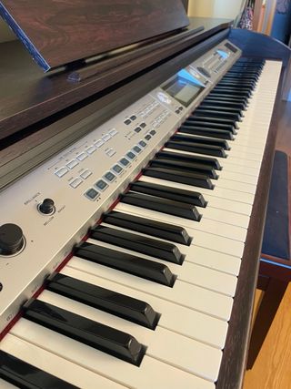 Piano de pared digital con banqueta, marca Thomann