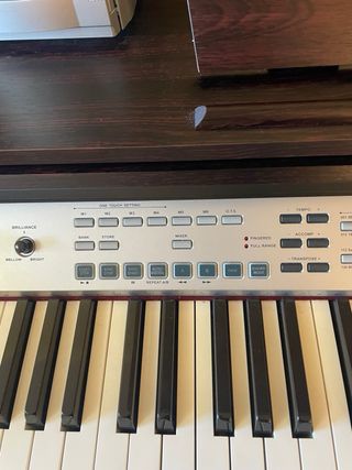 Piano de pared digital con banqueta, marca Thomann