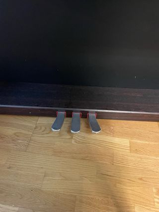 Piano de pared digital con banqueta, marca Thomann