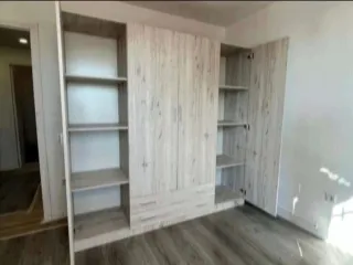 Armario de madera color beige/marrón