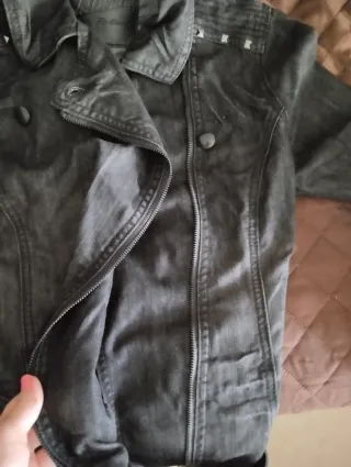 Cazadora vaquera en negro desgastado