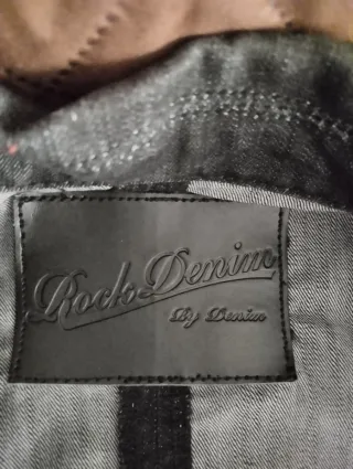 Cazadora vaquera en negro desgastado