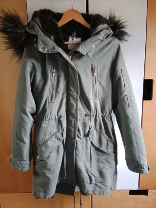 Abrigo verde militar con capucha