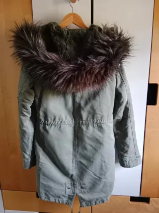 Abrigo verde militar con capucha