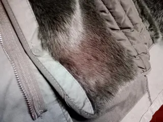 Abrigo verde militar con capucha