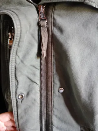 Abrigo verde militar con capucha